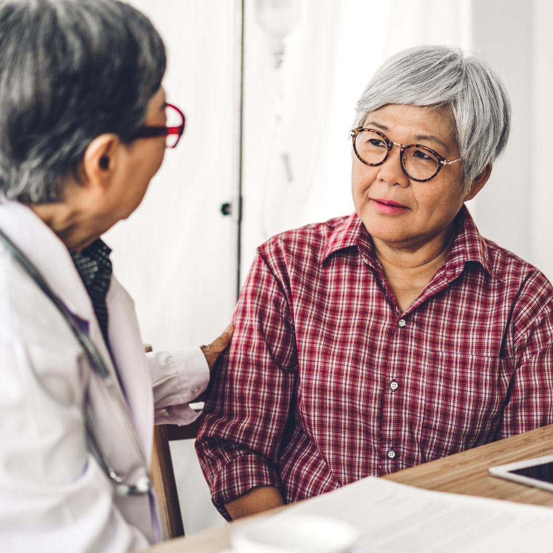 doctor explaining diagnosis to patient