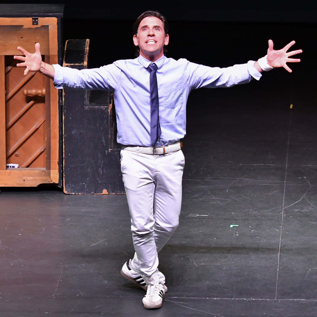 Sergio Ochoa on stage performing his monologue El Cuidador