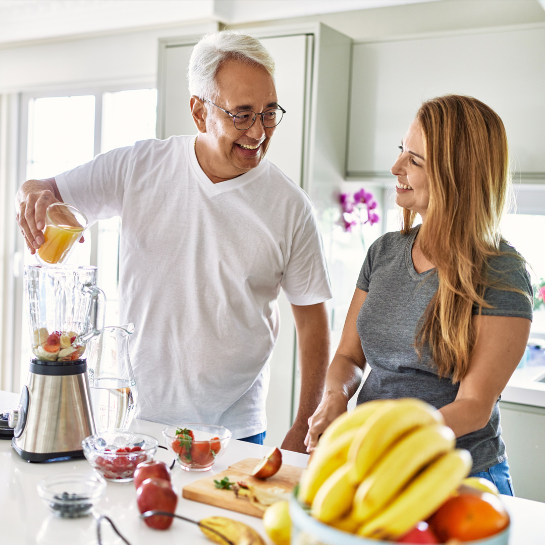 couple making a fruit smoothie