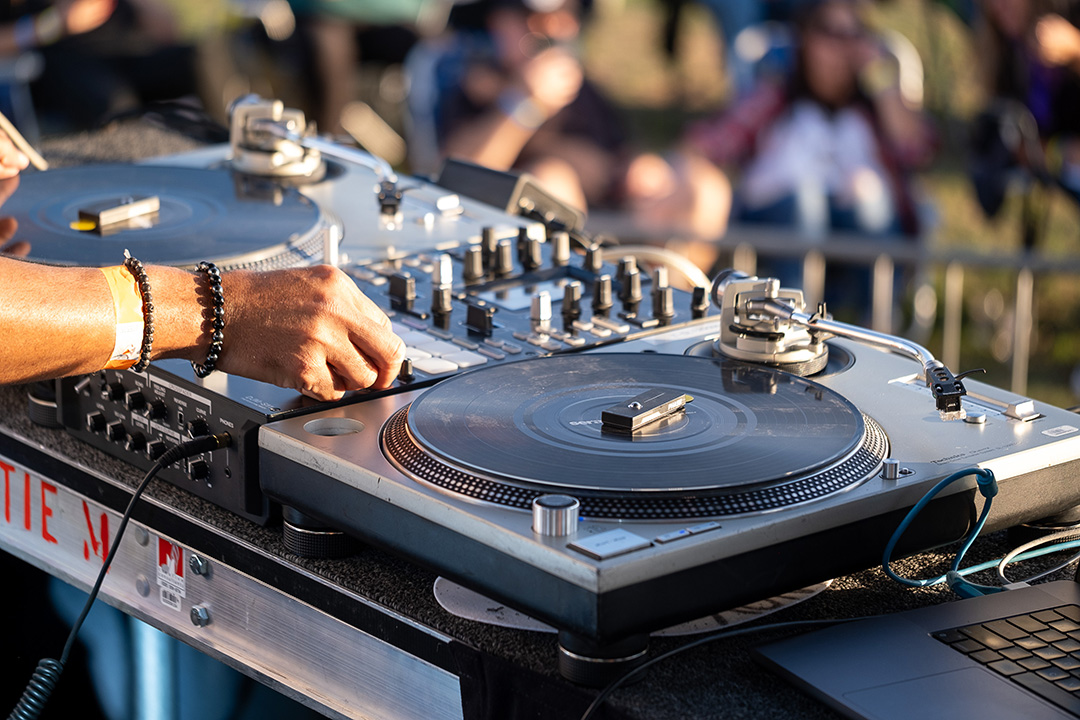 Close up of J.Rocc spinning on his turn table