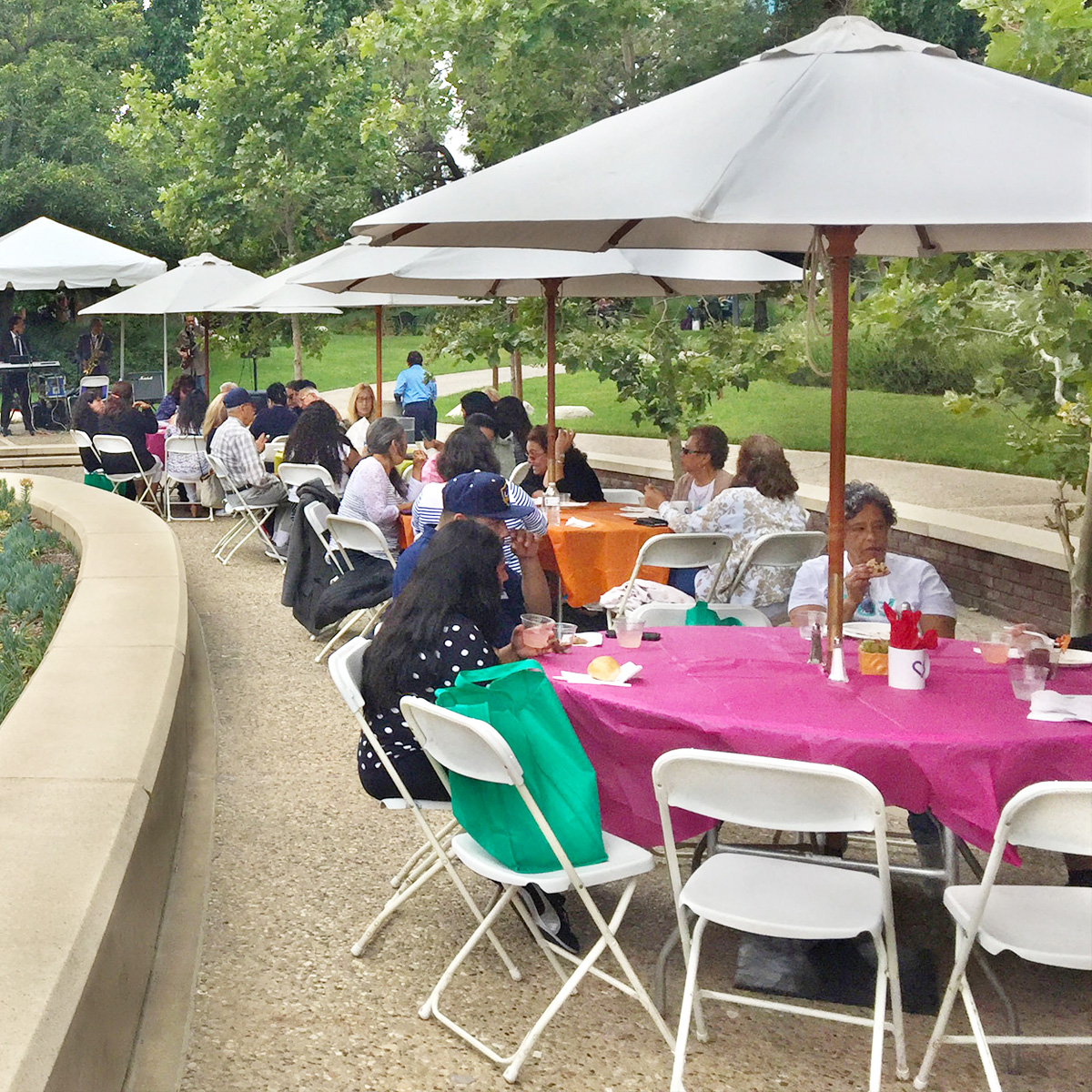 Caregiver Wellness Day participants eating lunch outside