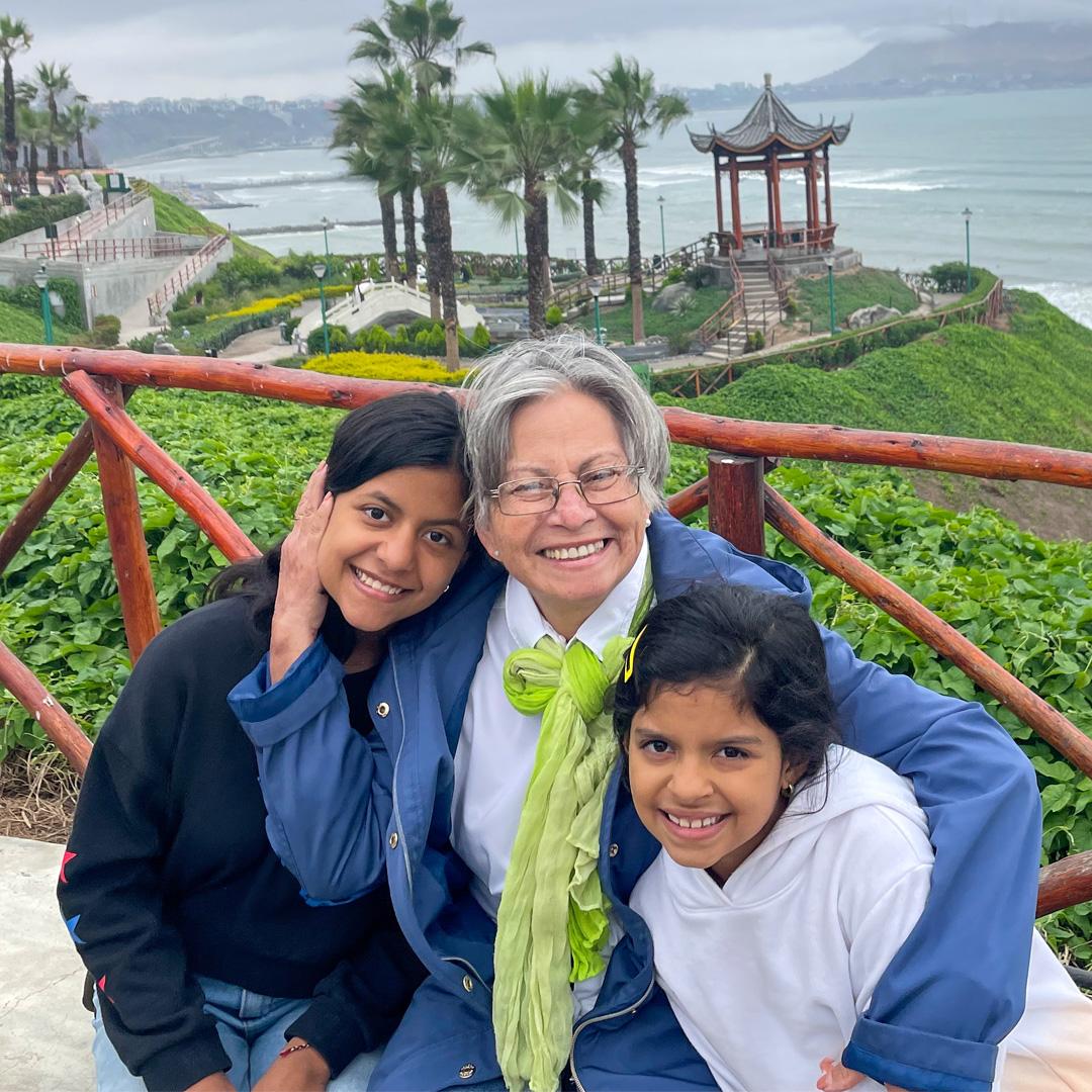 abuela y nietas posando para fotos de viaje